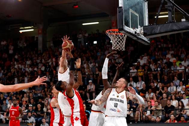 13.08.2023, Deutscher Basketball Bund, Supercup 2023, Hamburg, edel-optics.de Arena, Finale, Deutschland - Kanada, Shai Gilgeous-Alexander (CAN, No2), Daniel Theis (GER, No10) Hamburg edel-optics.de Arena Hamburg Germany