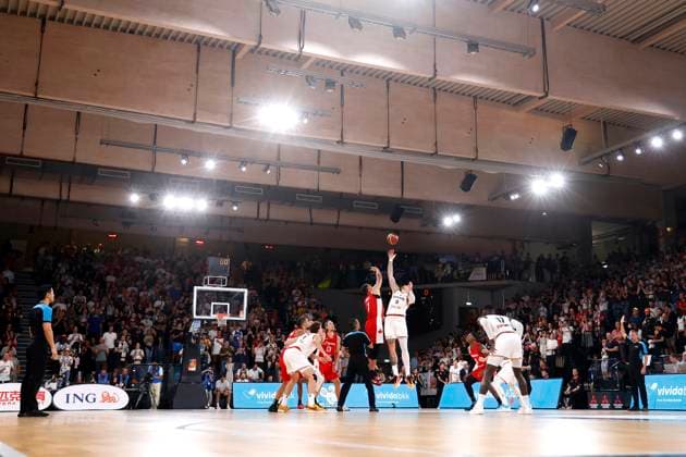13.08.2023, Deutscher Basketball Bund, Supercup 2023, Hamburg, edel-optics.de Arena, Finale, Deutschland - Kanada, Tip off, Dwight Powell (CAN, No7), Daniel Theis (GER, No10) Hamburg edel-optics.de Arena Hamburg Germany