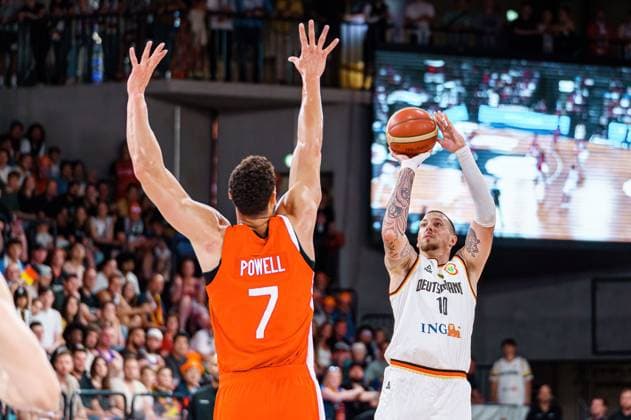 Wurf Treffer Daniel Theis (Deutschland, 10), Dwight Powell (Kanada, 07) Deutschland vs. Kanada, Basketball, DBB Supercup, Finale, 13.08.2023 Deutschland vs. Kanada, Basketball, DBB Supercup, Finale, 13.08.2023 Hamburg Copyright: xEibner-Pressefoto MarcelxvonxFehrnx EP_MFN