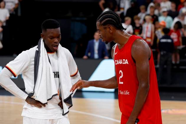 13.08.2023, Deutscher Basketball Bund, Supercup 2023, Hamburg, edel-optics.de Arena, Finale, Deutschland - Kanada, Dennis Schröder (GER, No17), Shai Gilgeous-Alexander (CAN, No2) unterhalten sich Hamburg edel-optics.de Arena Hamburg Germany