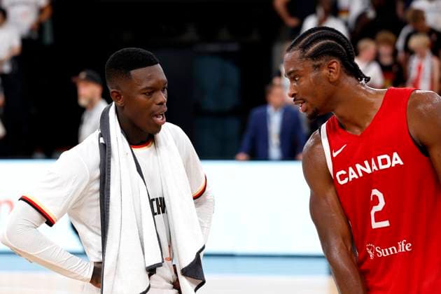 13.08.2023, Deutscher Basketball Bund, Supercup 2023, Hamburg, edel-optics.de Arena, Finale, Deutschland - Kanada, Dennis Schröder (GER, No17), Shai Gilgeous-Alexander (CAN, No2) unterhalten sich Hamburg edel-optics.de Arena Hamburg Germany