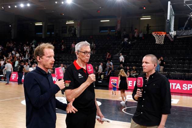 13.08.2023, Deutscher Basketball Bund, Supercup 2023, Hamburg, edel-optics.de Arena, Finale, Deutschland - Kanada, Per Günther, Experte Magenta Gordon Herbert (Headcoach, GER), Benni Zander, Magenta Sport Hamburg edel-optics.de Arena Hamburg Germany
