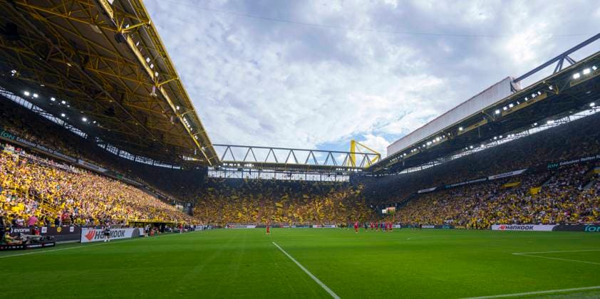 Fußball: 1. Bundesliga, Saison 2023 2024, 1. Spieltag, Borussia Dortmund - 1.FC Köln am 19.08.2023 im Signal-Iduna-Park in Dortmund. Südtribüne Suedtribuene, Fans, Schals, Schal, Fahnen, Hinterleger, Feature, Allgemein, DFL REGULATIONS PROHIBIT ANY USE OF PHOTOGRAPHS AS IMAGE SEQUENCES AND OR QUASI-VIDEO. Copyright: xNeundorf Kirchner-Mediax
