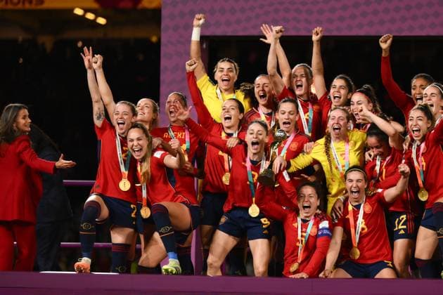 Mandatory Credit: Photo by James Gourley Shutterstock (14058838jg) Spain players celebrate after victory with Queen Letizia (far left) Spain Women v England Women, FIFA Women s World Cup, Final, Stadium Australia, Sydney, Australia - 20 Aug 2023 Spain Women v England Women, FIFA Women s World Cup, Final, Stadium Australia, Sydney, Australia - 20 Aug 2023 Copyright: xJamesxGourley Shutterstockx 14058838jg