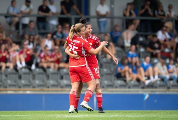 Fussball, Frauen, Saison 2023 2024, Regionalliga Nordost (1. Spieltag), Hertha BSC - 1. FC Union Berlin, v. l. Dina Orschmann (1. Frauen, 1. FC Union Berlin), Sarah Abu Sabbah (1. Frauen, 1. FC Union Berlin), Jubel nach Tor zum 1:3, 20.08. 2023, Copyright: xSebastianxRäppold MatthiasxKochx