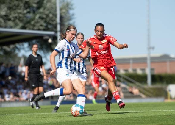Fussball, Frauen, Saison 2023 2024, Regionalliga Nordost (1. Spieltag), Hertha BSC - 1. FC Union Berlin, v. l. Ronja Borchmeyer (1. Frauen, Hertha BSC), Athanasia Moraitou (1. Frauen, 1. FC Union Berlin), 20.08. 2023, Copyright: xSebastianxRäppold MatthiasxKochx