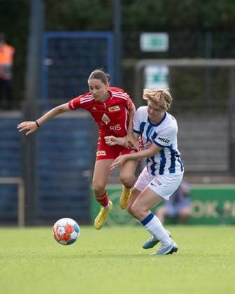 Fussball, Frauen, Saison 2023 2024, Regionalliga Nordost (1. Spieltag), Hertha BSC - 1. FC Union Berlin, v. l. Sophie Trojahn (1. Frauen, 1. FC Union Berlin), Mare Pranke (1. Frauen, Hertha BSC), 20.08. 2023, Copyright: xSebastianxRäppold MatthiasxKochx