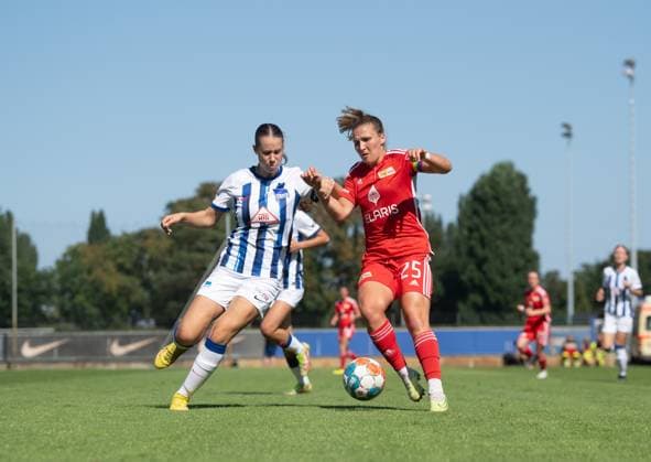 Fussball, Frauen, Saison 2023 2024, Regionalliga Nordost (1. Spieltag), Hertha BSC - 1. FC Union Berlin, v. l. Nora Giannori (1. Frauen, Hertha BSC), Dina Orschmann (1. Frauen, 1. FC Union Berlin), 20.08. 2023, Copyright: xSebastianxRäppold MatthiasxKochx