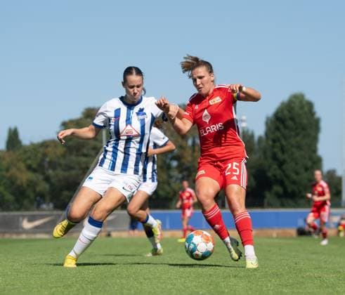 Fussball, Frauen, Saison 2023 2024, Regionalliga Nordost (1. Spieltag), Hertha BSC - 1. FC Union Berlin, v. l. Nora Giannori (1. Frauen, Hertha BSC), Dina Orschmann (1. Frauen, 1. FC Union Berlin), 20.08. 2023, Copyright: xSebastianxRäppold MatthiasxKochx