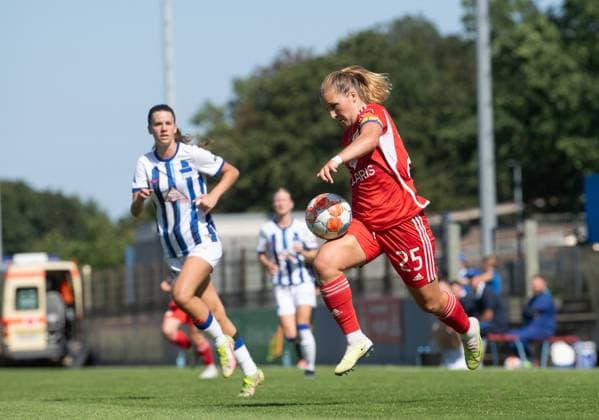 Fussball, Frauen, Saison 2023 2024, Regionalliga Nordost (1. Spieltag), Hertha BSC - 1. FC Union Berlin, v. l. Anouk Westphal (1. Frauen, Hertha BSC), Dina Orschmann (1. Frauen, 1. FC Union Berlin), 20.08. 2023, Copyright: xSebastianxRäppold MatthiasxKochx