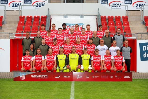 Teampraesentation FSV Zwickau Regionalliga Nordost FSV Zwickau, Regionalliga Nordost, Porträttermin 2023 2024, Mannschaftsfoto , Zwickau, 21.08.2023, GGZ Arena, Fussball , 4. Reihe von links: Philipp Heller, Kilian Senkbeil, Lloyd-Addo Kuffour, Rene Rüther Ruether, Lucas Will und Yannick Linnemann , 3. Reihe von links: Hygienebeauftragter Dr. med. Hans-Jürgen Lambrecht, Mannschaftsleiter Jens Schubert, Louis Schädel, Sonny Ziemer, Felix Schlüsselburg Schluesselburg, Veron Dobruna, Mannschaftsarzt Dr. med. Uwe Flötgen Floetgen, Mannschaftsarzt Dr. med. Bernhard Karich und Sportchef Robin Lenk , 2. Reihe von links: Physiotherapeutin Marie Koch, Physiotherapeut Benjamin Jade, Sandro Sengersdorf, Lucas Albert, Maximilian Somnitz, Davy Frick, Co-Trainer Daniel Rupf, Co TW-Trainer Tom Hornuff und Trainer Rico Schmitt , 1. Reihe von links: Yannic Voigt, Mike Könnecke Koennecke, Theo Gunnar Martens, Torhüter Lucas Hiemann, Torhüter Benjamin Leneis, Torhüter Leon Asseth, Jahn Herrmann, Marc-Philipp Zimmermann und Luis Klein ,