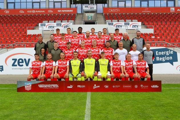 Teampraesentation FSV Zwickau Regionalliga Nordost FSV Zwickau, Regionalliga Nordost, Porträttermin 2023 2024, Mannschaftsfoto , Zwickau, 21.08.2023, GGZ Arena, Fussball , 4. Reihe von links: Philipp Heller, Kilian Senkbeil, Lloyd-Addo Kuffour, Rene Rüther Ruether, Lucas Will und Yannick Linnemann , 3. Reihe von links: Hygienebeauftragter Dr. med. Hans-Jürgen Lambrecht, Mannschaftsleiter Jens Schubert, Louis Schädel, Sonny Ziemer, Felix Schlüsselburg Schluesselburg, Veron Dobruna, Mannschaftsarzt Dr. med. Uwe Flötgen Floetgen, Mannschaftsarzt Dr. med. Bernhard Karich und Sportchef Robin Lenk , 2. Reihe von links: Physiotherapeutin Marie Koch, Physiotherapeut Benjamin Jade, Sandro Sengersdorf, Lucas Albert, Maximilian Somnitz, Davy Frick, Co-Trainer Daniel Rupf, Co TW-Trainer Tom Hornuff und Trainer Rico Schmitt , 1. Reihe von links: Yannic Voigt, Mike Könnecke Koennecke, Theo Gunnar Martens, Torhüter Lucas Hiemann, Torhüter Benjamin Leneis, Torhüter Leon Asseth, Jahn Herrmann, Marc-Philipp Zimmermann und Luis Klein ,