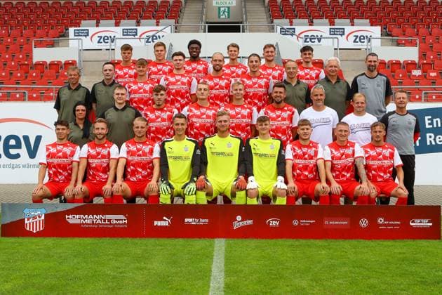Teampraesentation FSV Zwickau Regionalliga Nordost FSV Zwickau, Regionalliga Nordost, Porträttermin 2023 2024, Mannschaftsfoto , Zwickau, 21.08.2023, GGZ Arena, Fussball , 4. Reihe von links: Philipp Heller, Kilian Senkbeil, Lloyd-Addo Kuffour, Rene Rüther Ruether, Lucas Will und Yannick Linnemann , 3. Reihe von links: Hygienebeauftragter Dr. med. Hans-Jürgen Lambrecht, Mannschaftsleiter Jens Schubert, Louis Schädel, Sonny Ziemer, Felix Schlüsselburg Schluesselburg, Veron Dobruna, Mannschaftsarzt Dr. med. Uwe Flötgen Floetgen, Mannschaftsarzt Dr. med. Bernhard Karich und Sportchef Robin Lenk , 2. Reihe von links: Physiotherapeutin Marie Koch, Physiotherapeut Benjamin Jade, Sandro Sengersdorf, Lucas Albert, Maximilian Somnitz, Davy Frick, Co-Trainer Daniel Rupf, Co TW-Trainer Tom Hornuff und Trainer Rico Schmitt , 1. Reihe von links: Yannic Voigt, Mike Könnecke Koennecke, Theo Gunnar Martens, Torhüter Lucas Hiemann, Torhüter Benjamin Leneis, Torhüter Leon Asseth, Jahn Herrmann, Marc-Philipp Zimmermann und Luis Klein ,