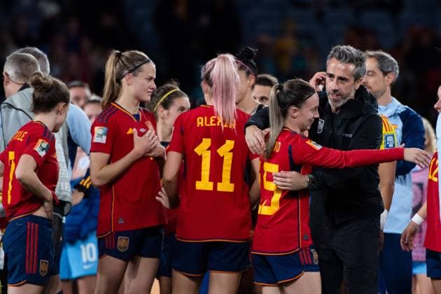 Eva Navarro (Spanien, 15) umarmt Jorge Vilda (Spanien, Trainer), daneben Alexia Putellas (Spanien, 11), Irene Paredes (Spanien, 04), AUS, Spanien vs England, FIFA Frauen Fussball Weltmeisterschaft Australien 2023, Finale, 20.08.2023 AUS, Spanien vs England, FIFA Frauen Fussball Weltmeisterschaft Australien 2023, Finale, 20.08.2023 Sydney Copyright: xEibner-Pressefoto Memmlerx EP_MMR