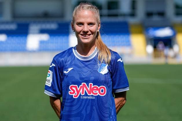 Leonie Maier, Einzelbild, Einzelfoto, Aktion, Action, Porträt, Portrait, 22.08.2023, Sinsheim (Hoffenheim) (Deutschland), Fussball, Frauen, TSG 1899 Hoffenheim Porträttermin 2023 24