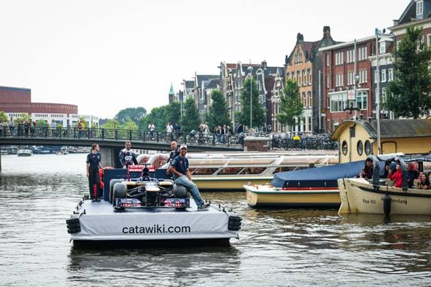 Sport Bilder des Tages Formel 1, GP Niederlande - Daniel Ricciardo mit Rennwagen auf einer Kracht in Amsterdam RICCIARDO Daniel (aus), Scuderia AlphaTaurii driver, presenting the Catawiki.com DirectFromTheGrid auction on a canal of Amsterdam, riding on a boat with his former Toro Rosso STR7 car, during the 2023 Formula 1 Heineken Dutch Grand Prix, 13th round of the 2023 Formula One World Championship, WM, Weltmeisterschaft from August 25 to 28, 2023 on the Zandvoort Circuit, in Zandvoort, Netherlands - F1 - DUTCH GRAND PRIX 2023 DPPI Panoramic 00123030_G0OD8965