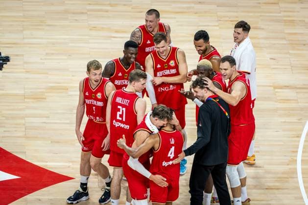 Basketball Okinawa 27.08.2023 FIBA Basketball World Cup 2023 Weltmeisterschaft der Männer Vorrunde Australien (AUS) - Deutschland (GER) Jubel Deutschland nach dem Spiel über den Sieg Maodo Lo (Deutschland, No.04) Moritz Wagner (Deutschland, No.13) Justus Hollatz (Deutschland, No.21) Nils Giffey (Deutschland, No.05) Dennis Schröder Schroeder (Deutschland, No.17) Schröder Schroder Daniel Theis (Deutschland, No.10) Andreas Obst (Deutschland, No.42) Johannes Thiemann (Deutschland, No.32) David Krämer (Deutschland, No.44) Kraemer Kramer Isaac Bonga (Deutschland, No.00) Johannes Voigtmann (Deutschland, No.07) Franz Wagner (Deutschland, No.09) gegen den Uhrzeiger