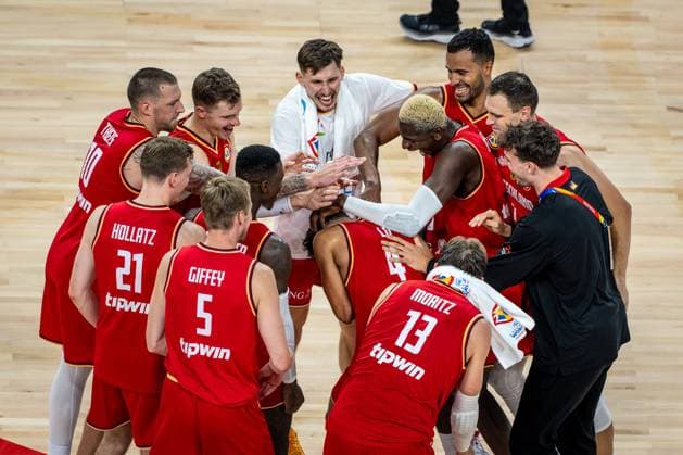Sport Bilder des Tages Basketball Okinawa 27.08.2023 FIBA Basketball World Cup 2023 Weltmeisterschaft der Männer Vorrunde Australien (AUS) - Deutschland (GER) Jubel Deutschland nach dem Spiel über den Sieg Maodo Lo (Deutschland, No.04) Moritz Wagner (Deutschland, No.13) Justus Hollatz (Deutschland, No.21) Nils Giffey (Deutschland, No.05) Dennis Schröder Schroeder (Deutschland, No.17) Schröder Schroder Daniel Theis (Deutschland, No.10) Andreas Obst (Deutschland, No.42) Johannes Thiemann (Deutschland, No.32) David Krämer (Deutschland, No.44) Kraemer Kramer Isaac Bonga (Deutschland, No.00) Johannes Voigtmann (Deutschland, No.07) Franz Wagner (Deutschland, No.09)