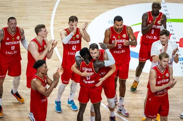 Basketball Okinawa 27.08.2023 FIBA Basketball World Cup 2023 Weltmeisterschaft der Männer Vorrunde Australien (AUS) - Deutschland (GER) Jubel Deutschland nach dem Spiel über den Sieg Maodo Lo (Deutschland, No.04) Justus Hollatz (Deutschland, No.21) Nils Giffey (Deutschland, No.05) Dennis Schröder Schroeder (Deutschland, No.17) Schröder Schroder Daniel Theis (Deutschland, No.10) Andreas Obst (Deutschland, No.42) Johannes Thiemann (Deutschland, No.32) David Krämer (Deutschland, No.44) Kraemer Kramer Isaac Bonga (Deutschland, No.00) Johannes Voigtmann (Deutschland, No.07)