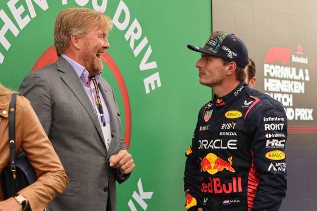 1 Max Verstappen (NDL, Oracle Red Bull Racing, 01), Willem-Alexander Koenig der Niederlande, Podium, Siegerehrung, Rennen, Grosser Preis der Niederlande, Motorsport, Formel 1, Saison 2023, 27.08.2023 NLD, Formel 1, CM Circuit Zandvoort, 27.08.2023 Zandvoort Copyright: xEibner-Pressefoto Grafx EP_AGF