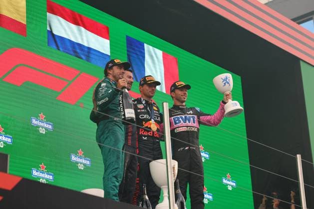 14 Fernando Alonso (ESP, Aston Martin Aramco Cognizant F1 Team, 14), 1 Max Verstappen (NDL, Oracle Red Bull Racing, 01), 10 Pierre Gasly (FRA, BWT Alpine F1 Team, 10), Podium, Siegerehrung, Rennen, Grosser Preis der Niederlande, Motorsport, Formel 1, Saison 2023, 27.08.2023 NLD, Formel 1, CM Circuit Zandvoort, 27.08.2023 Zandvoort Copyright: xEibner-Pressefoto Grafx EP_AGF