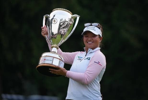 August 27, 2023, VANCOUVER, BC, CANADA: Megan Khang, of the U.S., hoists the trophy after winning the LPGA, Golf Damen CPKC Canadian Women s Open golf tournament on the first playoff hole, in Vancouver, on Sunday, August 27, 2023. Canada News - August 27, 2023 - ZUMAc35_ 20230827_zaf_c35_146 Copyright: xDarrylxDyckx