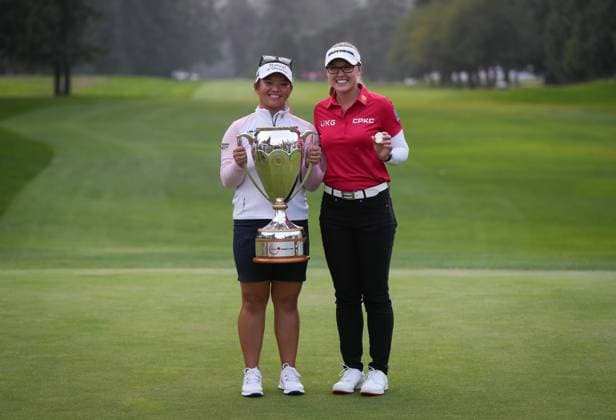 August 27, 2023, VANCOUVER, BC, CANADA: Megan Khang, of the U.S., holds the trophy after winning the LPGA, Golf Damen CPKC Canadian Women s Open golf tournament on the first playoff hole, while posing for a photograph with top Canadian Brooke Henderson, in Vancouver, on Sunday, August 27, 2023. Canada News - August 27, 2023 - ZUMAc35_ 20230827_zaf_c35_157 Copyright: xDarrylxDyckx
