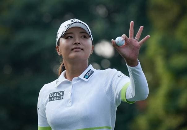 August 27, 2023, VANCOUVER, BC, CANADA: Jin Young Ko, of South Korea, acknowledges applause from spectators after making par on the 18th hole during the final round at the LPGA, Golf Damen CPKC Canadian Women s Open golf tournament, in Vancouver, on Sunday, August 27, 2023. Ko Jin Young - ZUMAc35_ 20230827_zaf_c35_173 Copyright: xDarrylxDyckx