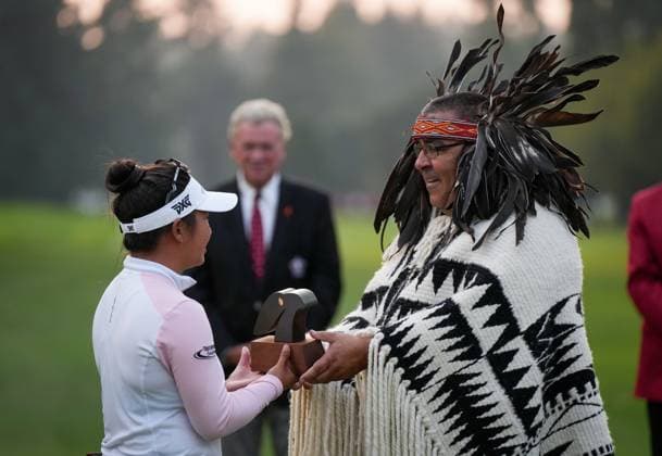 August 27, 2023, VANCOUVER, BC, CANADA: Megan Khang, left, of the U.S., receives a carving from Musqueam Indian band Chief Wayne Sparrow after winning the LPGA, Golf Damen CPKC Canadian Women s Open golf tournament on the first playoff hole, in Vancouver, on Sunday, August 27, 2023. Canada News - August 27, 2023 - ZUMAc35_ 20230827_zaf_c35_172 Copyright: xDarrylxDyckx