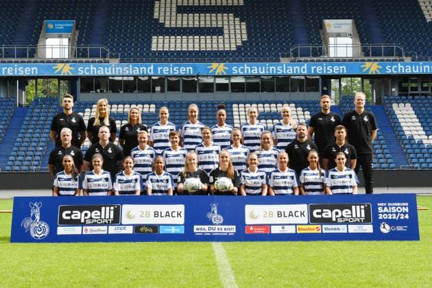 Teamfoto MSV Duisburg Frauen Saison 2023 24. Hintere Reihe v.l.n.r.: Danijel Barukcic (Physiotherapeut), Svenja Petersen (Teamaerztin), Julia Warzecha (Physiotherapeutin), Kara Barthmann, Yvonne Zielinski, Vanessa Fuerst, Julia Kappenberger, Paula Flach, Dario Mlodoch (Leiter Lizenzabteilung Frauen), Christian Mittelbach (Zeugwart). Mittlere Reihe v.l.n.r.: Thomas Gerstner (Cheftrainer), Nick Fisher (Co-Trainer), Sarah Freutel, Alexandra Emmerling, Alexandria Hess, Jelena Prvulovic, Natalie Muth, Kai Hanysek (Torwarttrainer), Tobias Kirsch (Athletiktrainer). Vordere Reihe v.l.n.r.: Miray Cin, Kaitlyn Parcell, Samantha Jerabek, Jeleaugh Rosa, Jill Frehse, Ena Mahmutovic, Emilie Henriksen, Meret Guenster, Gina Ebels, Antonia-Johanna Halverkamps. GER, Fussball, MSV Duisburg Frauen Teampraesentation Saison 2023 24, 28.08.2023 DFL DFB REGULATIONS PROHIBIT ANY USE OF PHOTOGRAPHS AS IMAGE SEQUENCES AND OR QUASI-VIDEO GER, Fussball, MSV Duisburg Frauen Teampraesentation Saison 2023 24, 28.08.2023 Duisburg Copyright: xEibner-Pressefoto ThomasxThienelx EP_TTL