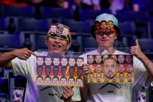 01.09.2023, FIBA Basketball Worldcup, Okinawa (Japan), Deutschland - Georgien, Spieltag 4, Gruppe K. Fans von Franz Wagner (GER, No9), Dennis Schröder (GER, No17)m Moritz Wagner (GER, No13) und Daniel Theis (GER, No10)