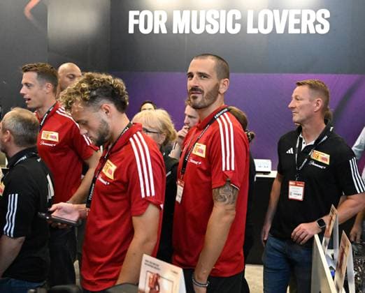 Fussball, Herren, Saison 2023 2024, 1. Bundesliga, 1. FC Union Berlin, Besuch bei der Internationalen Funkausstellung (IFA) 2023, v. l. Torwart Alexander Schwolow (1. FC Union Berlin), Benedict Hollerbach (1. FC Union), Leonardo Bonucci (1. FC Union Berlin), Physiotherapeut Silvio Thieme bei Yamaha, 04.09. 2023, Copyright: xMatthiasxKochx