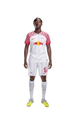 Achtung: Redaktionelle Nutzung honorarfrei - Attention: Free of charge for editorial use - El Chadaille Bitshiabu RB Leipzig Porträttermin Saison 2023 2024, Herren, 1.BL, RB Leipzig, Porträt, Vorstellung, Präsentation, Pressetermin, Fußball, GER, RedBull, Red Bull, RBL; Shooting, Studio, Studioshooting, Freisteller, xptt