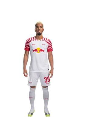 Achtung: Redaktionelle Nutzung honorarfrei - Attention: Free of charge for editorial use - Benjamin Henrichs RB Leipzig Porträttermin Saison 2023 2024, Herren, 1.BL, RB Leipzig, Porträt, Vorstellung, Präsentation, Pressetermin, Fußball, GER, RedBull, Red Bull, RBL; Shooting, Studio, Studioshooting, Freisteller, xptt