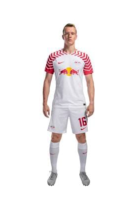 Achtung: Redaktionelle Nutzung honorarfrei - Attention: Free of charge for editorial use - Lukas Klostermann RB Leipzig Porträttermin Saison 2023 2024, Herren, 1.BL, RB Leipzig, Porträt, Vorstellung, Präsentation, Pressetermin, Fußball, GER, RedBull, Red Bull, RBL; Shooting, Studio, Studioshooting, Freisteller, xptt