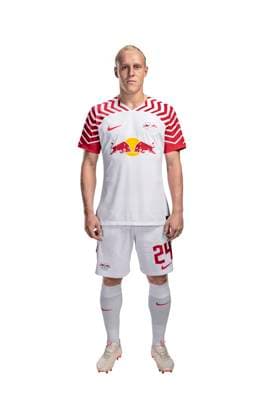 Achtung: Redaktionelle Nutzung honorarfrei - Attention: Free of charge for editorial use - Xaver Schlager RB Leipzig Porträttermin Saison 2023 2024, Herren, 1.BL, RB Leipzig, Porträt, Vorstellung, Präsentation, Pressetermin, Fußball, GER, RedBull, Red Bull, RBL; Shooting, Studio, Studioshooting, Freisteller, xptt