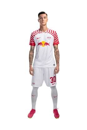 Achtung: Redaktionelle Nutzung honorarfrei - Attention: Free of charge for editorial use - Benjamin Sesko RB Leipzig Porträttermin Saison 2023 2024, Herren, 1.BL, RB Leipzig, Porträt, Vorstellung, Präsentation, Pressetermin, Fußball, GER, RedBull, Red Bull, RBL; Shooting, Studio, Studioshooting, Freisteller, xptt