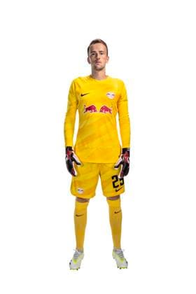 Achtung: Redaktionelle Nutzung honorarfrei - Attention: Free of charge for editorial use - Leopold Zingerle RB Leipzig Porträttermin Saison 2023 2024, Herren, 1.BL, RB Leipzig, Porträt, Vorstellung, Präsentation, Pressetermin, Fußball, GER, RedBull, Red Bull, RBL; Shooting, Studio, Studioshooting, Freisteller, xptt