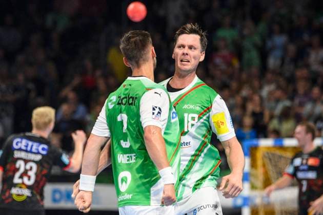 Sport Bilder des Tages v.l. Fabian Wiede (Fuechse Berlin 03), Hans Lindberg (Fuechse Berlin 18), Tor, Treffer, drin, Jubel, Torjubel, Freude, Begeisterung, GER, Fuechse Berlin vs SC Magdeburg, Handball 1. Bundesliga - Maenner, 1. Spieltag , Saison 2023 2024, 06.09.2023, GER, Fuechse Berlin vs SC Magdeburg, Handball 1. Bundesliga - Maenner, 1. Spieltag , Saison 2023 2024, 06.09.2023, Berlin Copyright: xEibner-Pressefoto UwexKochx EP_UKH