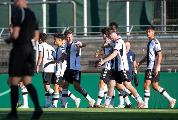 Fussball, U20, Saison 2023 24, Elite League U20 (1. Spieltag), Deutschland U20 - Italien U20 in Berlin, v. l. Benedikt Bauer (U20 Deutschland), Mika Baur (U20 Deutschland), Marius Wörl (U20 Deutschland), Julian Eitschberger (U20 Deutschland), Stefano Marino (U20 Deutschland), Jubel nach Tor zum 1:0, 07.09. 2023, Copyright: xSebastianxRäppold MatthiasxKochx