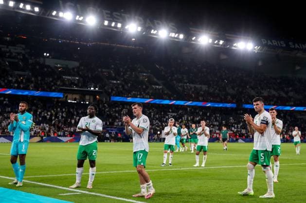 UEFA EURO, EM, Europameisterschaft,Fussball 2024 Qualifying Round Group B, Parc des Princes, Paris, France 7 9 2023 France vs Republic of Ireland Ireland s Gavin Bazunu, Festy Ebosele, Jason Knight and John Egan Gavin Bazunu, Festy Ebosele, Jason Knight and John Egan applaud the fans after the game 7 9 2023 Copyright: x INPHO RyanxByrnex RB3_7080
