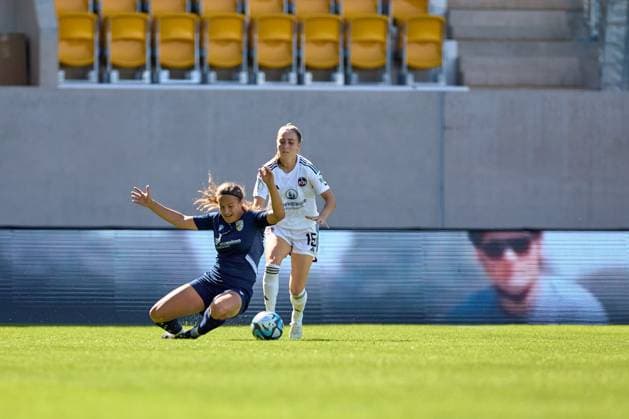 09.09.2023, GER, Frauenfußball, DFB Pokal, 2. Runde, 2023 2024, FC Carl-Zeiss Jena - FC Nürnberg Hannah Mesch (11, FC Carl Zeiss Jena, li.), wird von Rebekka Salfelder (15, FC Nürnberg) gefoult Jena ad hoc arena, Ernst-Abbe-Sportfe Thüringen Deutschland