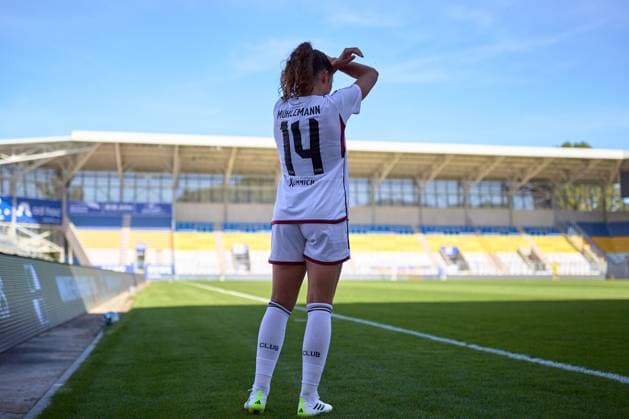 09.09.2023, GER, Frauenfußball, DFB Pokal, 2. Runde, 2023 2024, FC Carl-Zeiss Jena - FC Nürnberg Elena Mühlemann (14, FC Nürnberg), Freisteller, Rückansicht, zeigt die folgende Ecke an Jena ad hoc arena, Ernst-Abbe-Sportfe Thüringen Deutschland