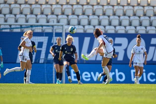 09.09.2023, GER, Frauenfußball, DFB Pokal, 2. Runde, 2023 2024, FC Carl-Zeiss Jena - FC Nürnberg Weronika Kaczor (10, FC Nürnberg), Aktion, Ballschuss Jena ad hoc arena, Ernst-Abbe-Sportfe Thüringen Deutschland