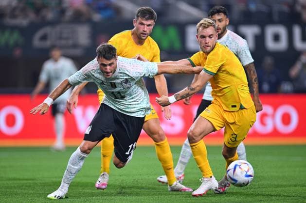 RECORD DATE NOT STATED Seleccion Mexicana 2023 Mexico vs Australia (L-R),Santiago Gimenez of Mexico and Nathaniel Atkinson of Australia during the game Mexico (Mexican national team, Nationalteam vs Australian National Team, International Friendly, Länderspiel, Nationalmannschaft at the AT-T Stadium, on September 9, 2023. <br><br> (I-D),Santiago Gimenez de Mexico y Nathaniel Atkinson de Australia durante el partido Mexico (Seleccion Mexicana) vs Australia, Amistoso Internacional, en el Estadio AT-T, el 9 de septiembre de 2023. ARLINGTON CDMXTEXAS ESTADOS UNIDOS Copyright: xJorgexMartinezx 20230909215642_SMN_23_AM_MEX_AUS_GIMENEZ148