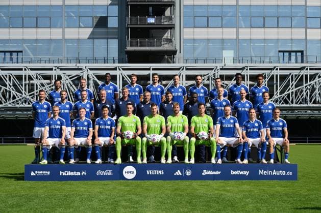 FC Schalke 04; 2.BL, Porträttermin 2023 2024, Mannschaftsfoto, Obere Reihe v.li., Danny Latza, Thomas Ouwejan, Ibrahima Cisse, Simon Terodde, Marcin Kaminski, Sebastian Polter, Kenan Karaman, Ron Schallenberg, Bryan Lasme, Assan Ouedraogo 2. Reihe von Oben v.li., Paul Seguin, Dominick Drexler, Tomas Kalas, Torwarttrainer Simon Henzler, Markus Gellhaus, Thomas Reis, Co Trainer Matthias Kreutzer, Gerald Asamoah (Leiter Lizenzbereich FC Schalke 04), Timo Baumgartl, Henning Matriciani, Cedric Brunner Untere Reihe v.li., Niklas Tauer, Derry John Murkin, Soichiro Kozuki, Torwart Justin Heekeren, Torwart Marius Müller, Torwart Ralf Fährmann, Torwart Michael Langer, Tobias Mohr, Lino Tempelmann, Blendi Idrizi Foto Maik Hölter TEAM2sportphoto Gelsenkirchen Veltins Arena Nordrhein-Westfalen Deutschland