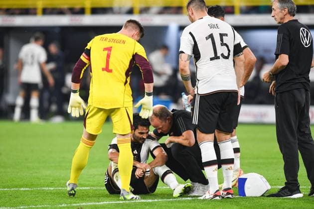 Fussball, Herren, Saison 2023 2024, Länderspiel in Dortmund, Deutschland - Frankreich, v. l. Ilkay Guendogan (Deutschland) wird behandelt, ist verletzt, receives medical treatment, is injured, 12.09. 2023, Copyright: xSebastianxRäppold MatthiasxKochx