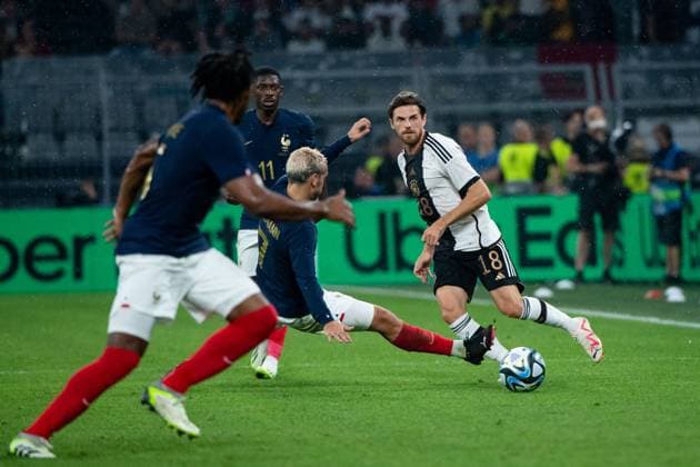 Jonas Hofmann (Deutschland, 18) im Zweikampf mit Antoine Griezmann (Frankreich, 07), GER, Deutschland vs Frankreich, DFB Fussball Nationalmannschaft Herren, Saison 2023 2024, 12.09.2023 DFB regulations prohibit any use of photographs as image sequences and or quasi-video GER, Deutschland vs Frankreich, DFB Fussball Nationalmannschaft Herren, Saison 2023 2024, 12.09.2023 Dortmund Copyright: xEibner-Pressefoto Memmlerx EP_MMR