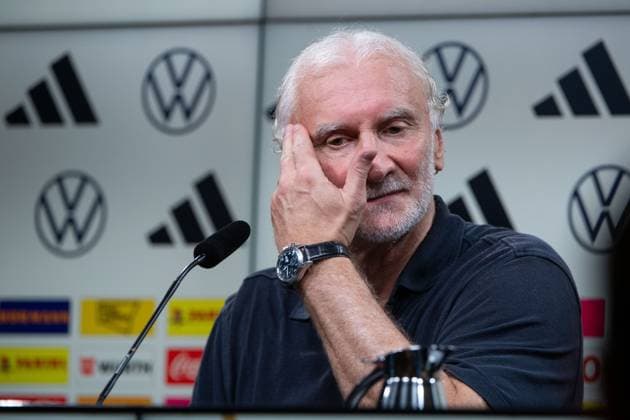 Rudi Voeller (Deutschland, Trainer) ist erschoepft bei der Pressekonferenz, GER, Deutschland vs Frankreich, DFB Fussball Nationalmannschaft Herren, Saison 2023 2024, 12.09.2023 DFB regulations prohibit any use of photographs as image sequences and or quasi-video GER, Deutschland vs Frankreich, DFB Fussball Nationalmannschaft Herren, Saison 2023 2024, 12.09.2023 Dortmund Copyright: xEibner-Pressefoto Memmlerx EP_MMR