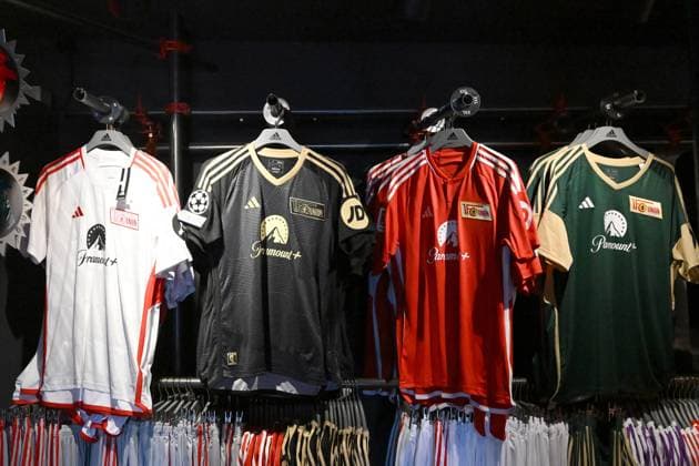 Fussball, Herren, Saison 2023 2024, Champions League, 1. FC Union Berlin, Trikots im Fanshop, v. l. Auswärtstrikot weiß, Champions League schwarz, Heimtrikot rot, Ausweichtrikot grün, 14.09. 2023, Copyright: xMatthiasxKochx